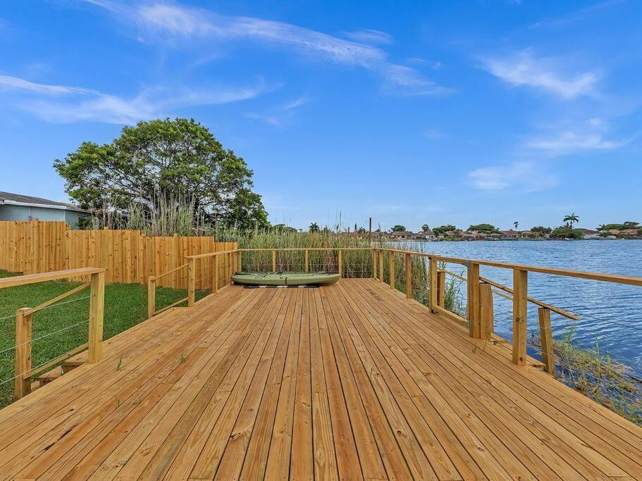 SuperVilla - Lakefront - Sunsets, Kayaks, Grill Fort Lauderdale Exteriör bild