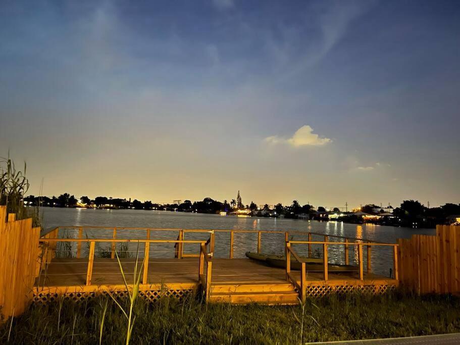 SuperVilla - Lakefront - Sunsets, Kayaks, Grill Fort Lauderdale Exteriör bild